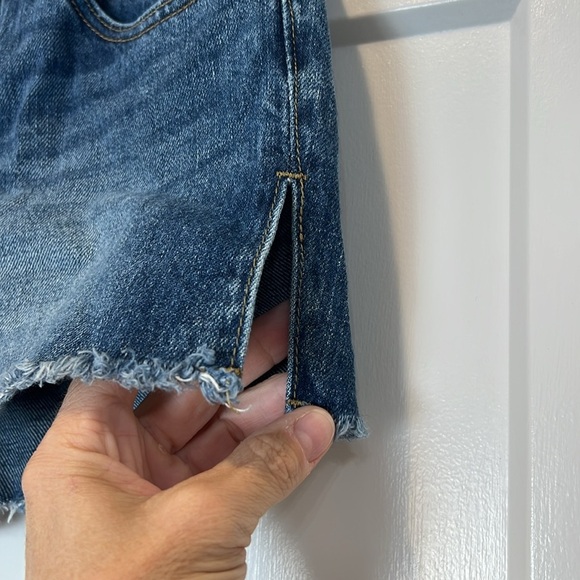 BDG Indigo mid rise breezy short Frayed Hem Jean Shorts button fly size 24. - Picture 4 of 12